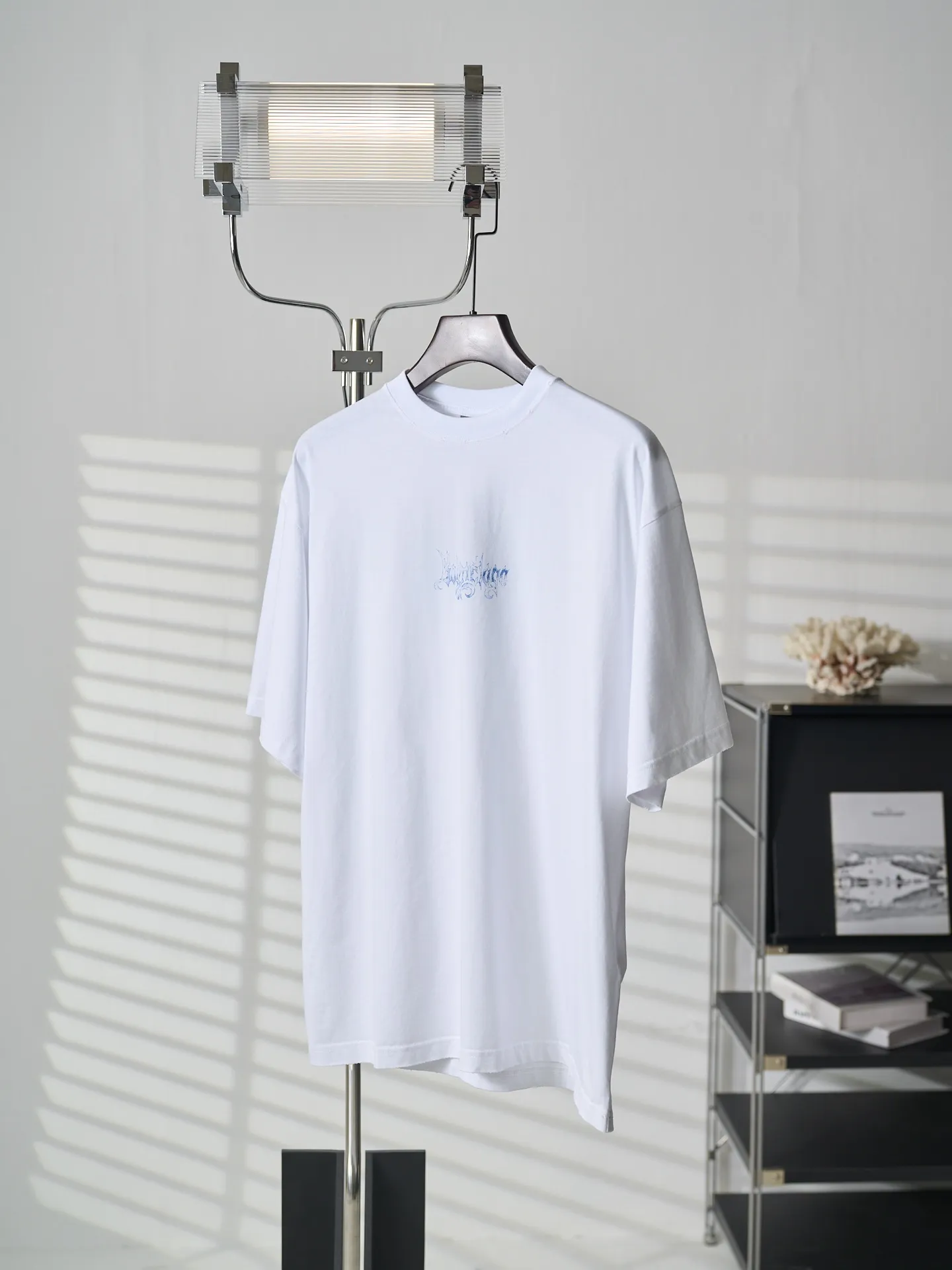 Balenciaga/ T 【In Stock】XS S M L ：24 / 185G ：32 1×1 / 270G 24 ， 。 、 ， ， ； ， 。 32 ， ， ， 。 。 ， ， 。 ， ， Breathable、 。 ， 、 ， ， ，Breathable 。 ； 。 ， Retro 。